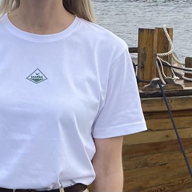 Hovedbilde Hvit t-skjorte med grønn logo midt foran